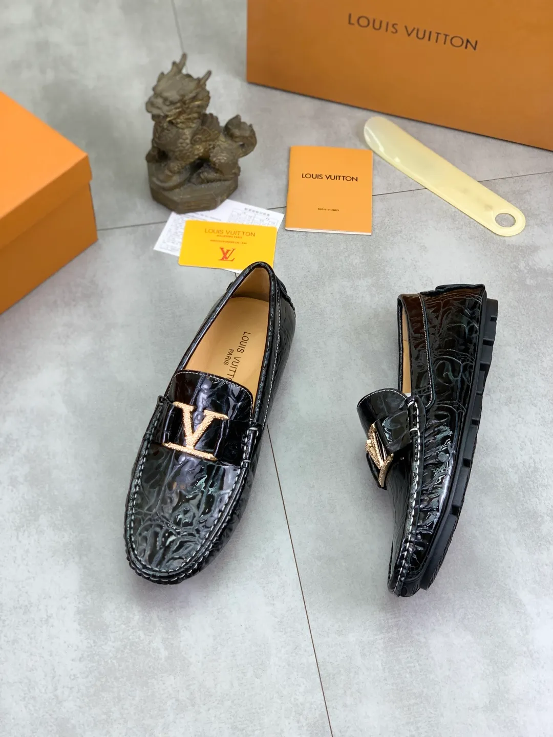 Men's men's shoes 💰P360💰【New style】🆘 🔥🆕【Louis Vuitton】LV Hong Kong high-quality beanie shoes. Loaf style for lazy people. This fabric is made of 🇮🇹 imported Italian first-layer cowhide➕full first-layer pigskin lining. The lining is more high-end. The original non-slip and wear-resistant rubber outsole is the only choice for driving. Size: 38-45. 4️⃣colors available.